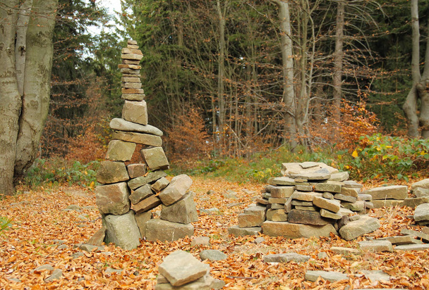 Troll torens gebouwd van stenen in de herfst natuur, Beskydy gebergte, Tsjechië - Foto, afbeelding