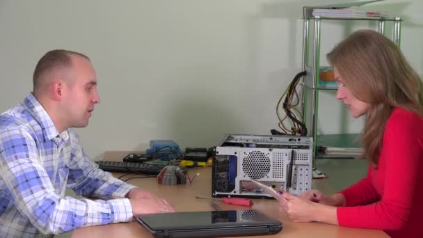 Técnico mulher ouvir cliente homem reclamações sobre computador portátil quebrado
 - Filmagem, Vídeo
