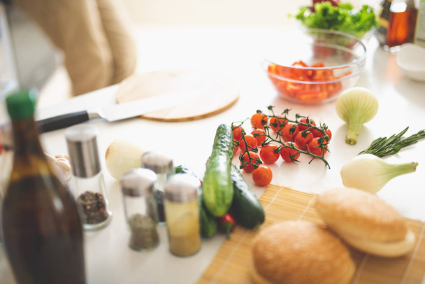 Table de cuisine blanche avec ingrédients pour cuisiner
 - Photo, image