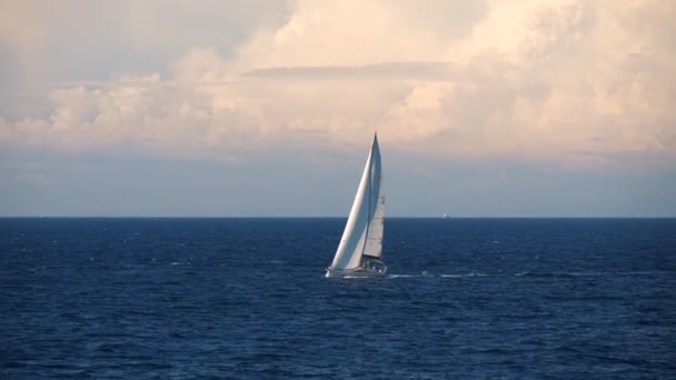 Zeilen met de zeilboot op sterke wind over de blauwe oceaan. Horizon zeezicht.  - Video