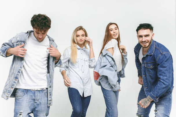 Grupo de amigos sorridentes em calça jeans na moda
 - Foto, Imagem
