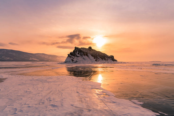 Sunrise over Freezing Baikal talvikaudella luonnonmaisema tausta Venäjä
  - Valokuva, kuva