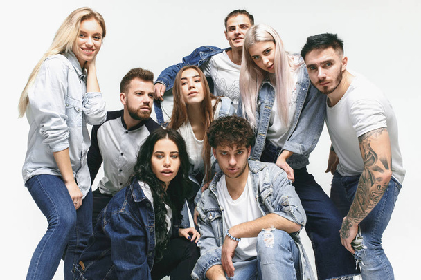 Grupo de amigos sorridentes em calça jeans na moda
 - Foto, Imagem