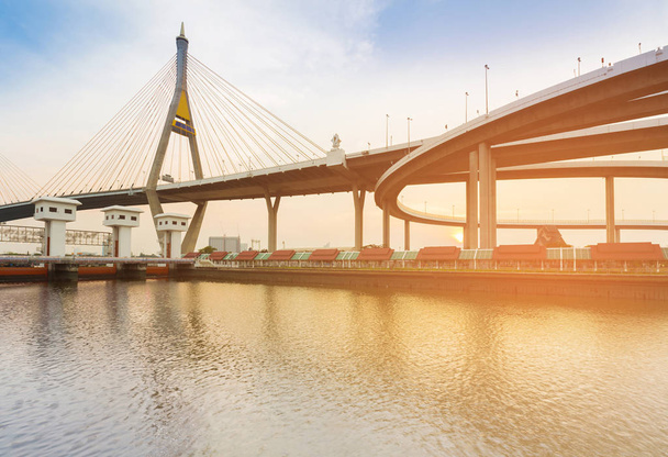 Pont suspendu connecter voie express front de rivière, Bangkok Thaïlande
 - Photo, image