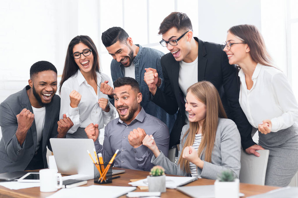 Office zaferini kutluyor girişimciler takım - Fotoğraf, Görsel