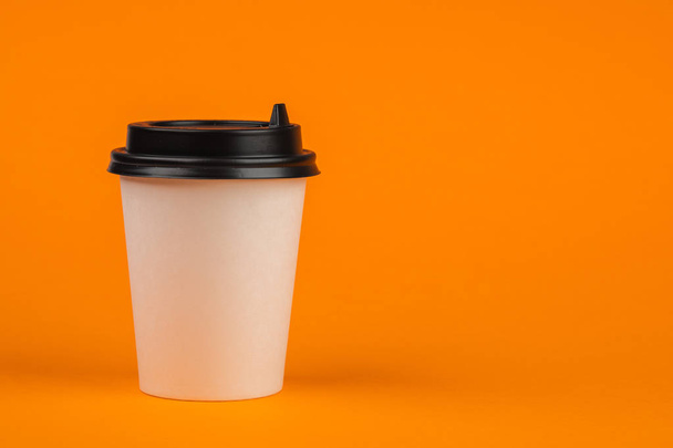 Papieren koffie container met zwarte deksel. Neem-weg drank container. Drink Cup sjabloon voor uw ontwerp. - Foto, afbeelding