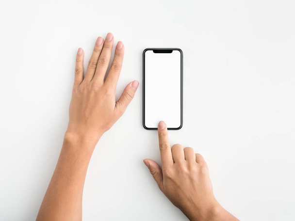 Mujer mano usando teléfono móvil con pantalla en blanco
 - Foto, Imagen