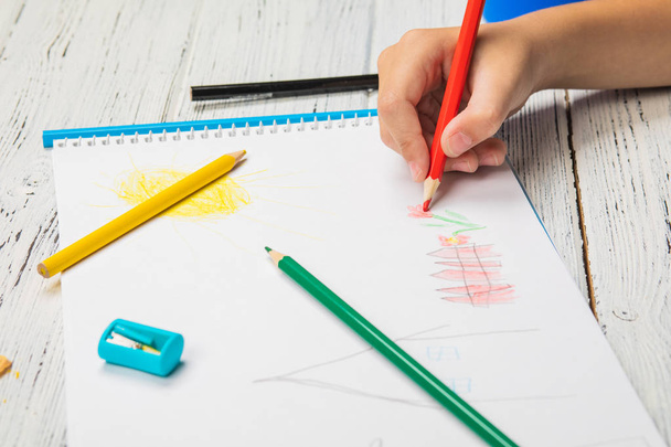Bambini disegno e un sacco di matite per disegnare su sfondo di legno
 - Foto, immagini