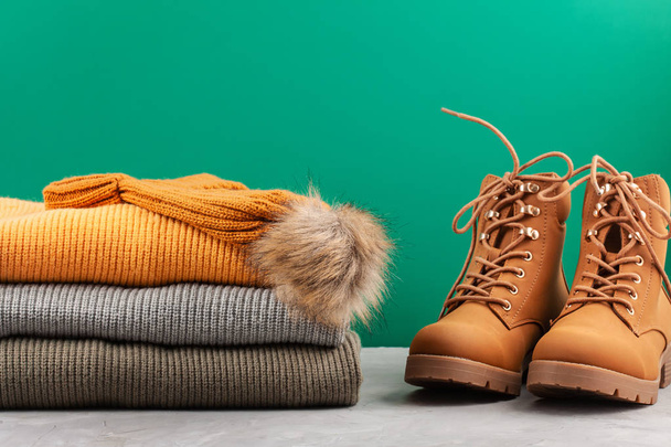 Komfortwarmes Outfit für kaltes Wetter. Komfortabler Herbst, Winterbekleidung Einkaufen, Verkauf, Stil in trendigen Farben Konzept - Foto, Bild