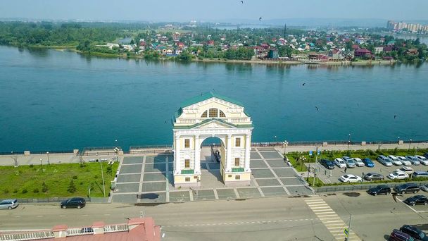 Rosja, Irkuck. Moskwa bramy. Punkt orientacyjny na nabrzeże rzeki Angary, od Dron   - Zdjęcie, obraz