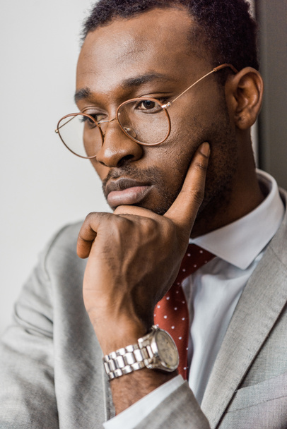 pensativo guapo africano americano hombre de negocios en gafas
 - Foto, Imagen
