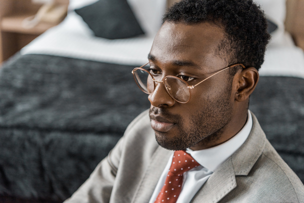 apuesto hombre de negocios afroamericano en gafas y ropa formal
 - Foto, Imagen