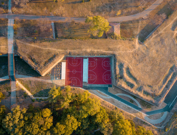 Drone foto de quadras de basquete entre as trincheiras da floresta no outono
 - Foto, Imagem
