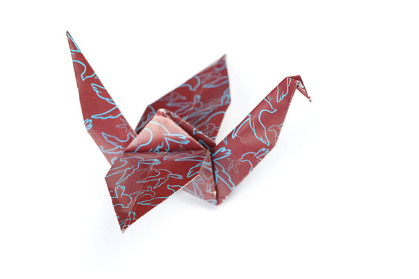 Origami jeřáb izolovaných na bílém pozadí - Fotografie, Obrázek