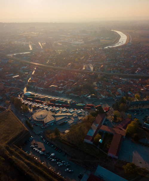 Foto aérea da principal estação rodoviária de Nis ao pôr-do-sol
 - Foto, Imagem
