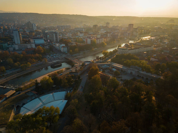 Fotografia aérea do palco de verão e da cidade de Nis, Sérvia
 - Foto, Imagem