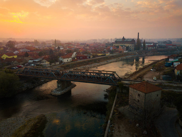 Vecchio ponte ferroviario e zona industriale nella città di Nis, Serbia
 - Foto, immagini