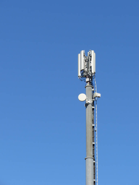 antena de teléfono sobre fondo azul cielo
 - Foto, Imagen