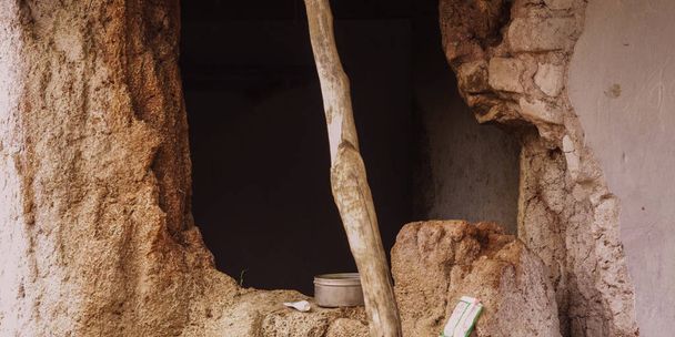 Maison de village rural pauvre, Chalet dans un village avec murs de boue
, - Photo, image