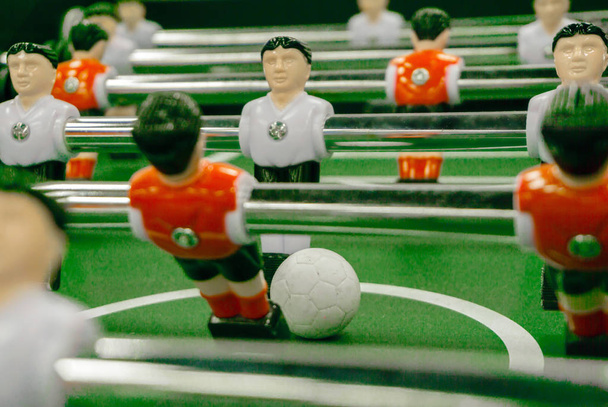 futbolín clásico, un fragmento del campo de juego con dos filas de figuras de jugador de cerca
 - Foto, imagen