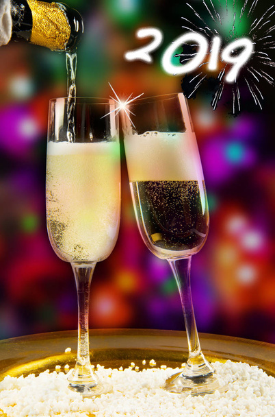 2019 παραμονή Πρωτοχρονιάς με 2 φλάουτα αφρώδη οίνο και έγχρωμο φόντο - Φωτογραφία, εικόνα