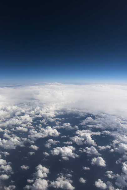 Kaunis näkymä ikkunasta lentokoneen sininen taivas
 - Valokuva, kuva