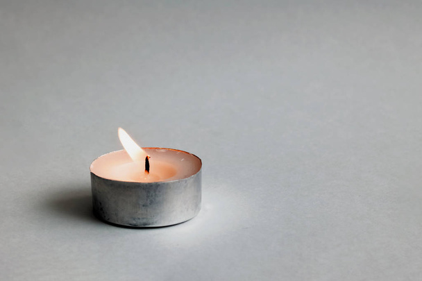 Malá bílá svíčka na šedém pozadí s kopií prostor - Fotografie, Obrázek