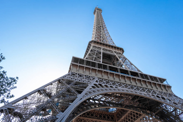 Weitwinkelblick von unten auf den Eiffelturm. Maßstab der Bauidee. blauer Himmel mit rauem Licht. Paris, Frankreich - Foto, Bild