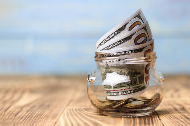 Concept d'argent, verre transparent avec billet en dollar sur une table en bois. arbre est un symbole de profit, il est tonifiant. faible profondeur de coupe
. - Photo, image