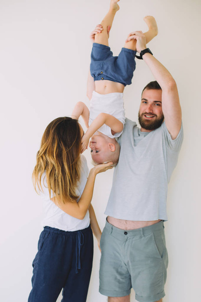 onnellinen perhe hauskaa pienen pojan kanssa kotona
 - Valokuva, kuva
