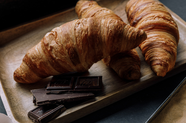 vista de perto de chocolate e croissants na bandeja de madeira
 - Foto, Imagem