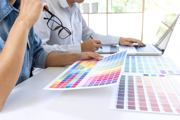 Takım çizim ve rötuş meslektaşım grafik tasarımcı grafik tablet üzerinde görüntü ve renk renk örneği örnekleri dizüstü bilgisayar üzerinde seçim için seçin. - Fotoğraf, Görsel