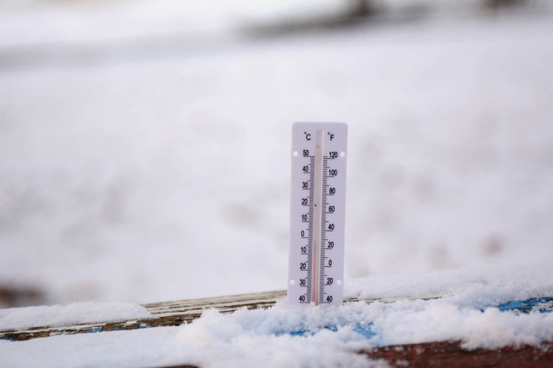 teploměr ve sněhu - Fotografie, Obrázek