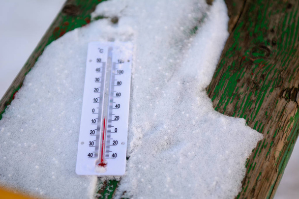 θερμόμετρο στο χιόνι - Φωτογραφία, εικόνα