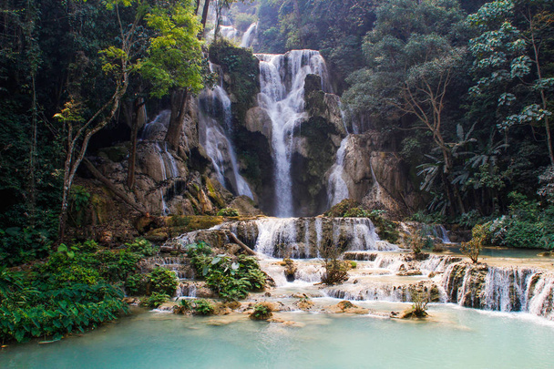 Bella e fresca cascata blu Kuang Si vicino a Luang Prabang, Laos
 - Foto, immagini