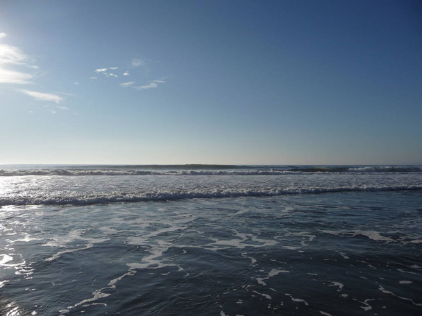 Excelente vista al mar con olas y cielo nublado a lo largo de la costa central de California. - Foto, Imagen