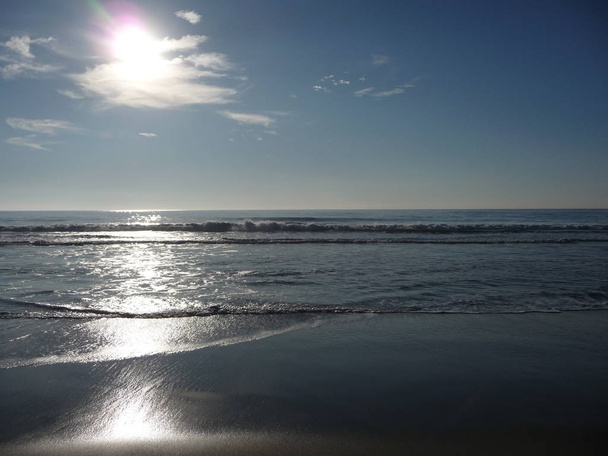 Φοβερό θέα στον ωκεανό με κύματα και συννεφιασμένο ουρανό κατά μήκος της κεντρικής ακτής της Καλιφόρνια - Φωτογραφία, εικόνα