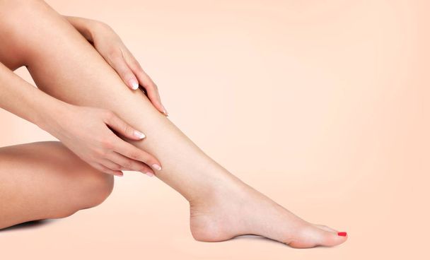 Hermosas piernas y manos femeninas, concepto de cuidado de la piel. Depilación láser
 - Foto, imagen