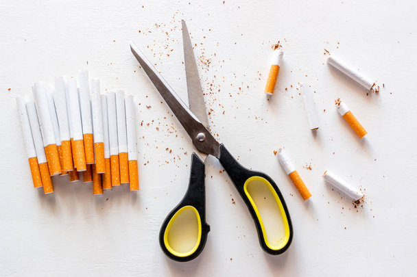 whole and scissored cigarettes. concept stop smoking - Foto, Bild