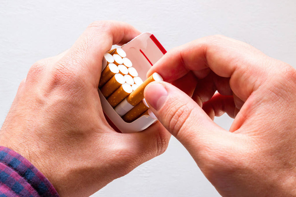 smoker pulls out a cigarette - Foto, Bild