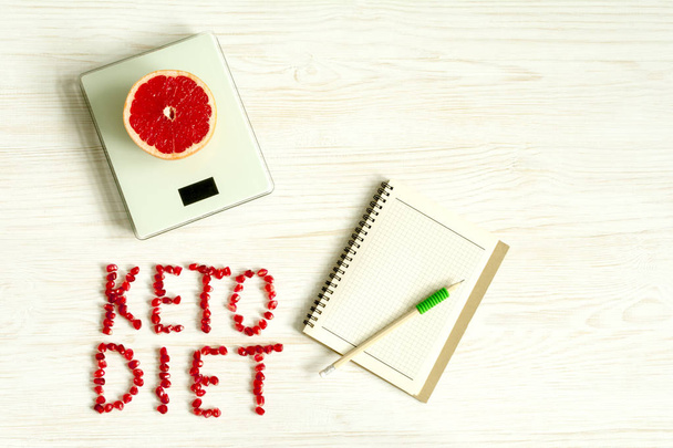 Keto, ketogenic diyet kavramı arka plan. Sağlıklı kilo kaybı yemek planı için alay. düz lay - Fotoğraf, Görsel