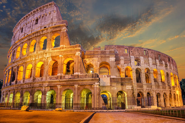 Coliseo iluminado al amanecer, Roma, Italia, sin personas
 - Foto, imagen