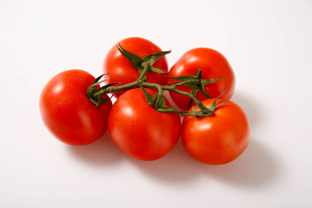 野菜、テーブルの上に新鮮なトマト. - 写真・画像