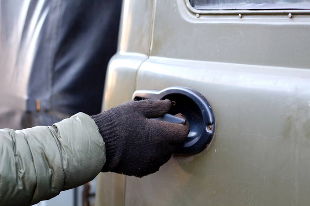 Mens mano abriendo la puerta del camión retro auto UAZ
 - Foto, imagen