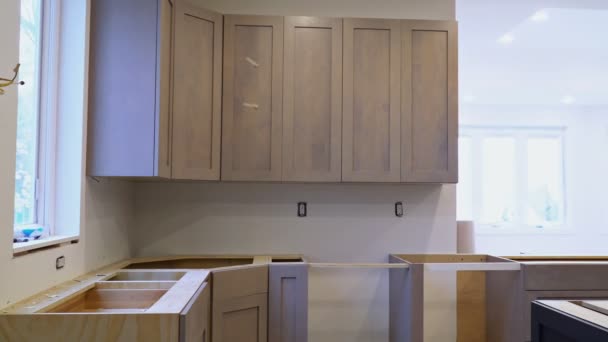Het installeren van nieuwe inductie kookplaat in de moderne keuken Installatie van keukenkastje. - Video
