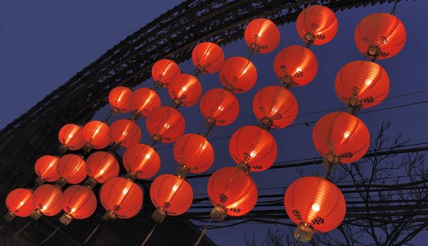 Червоні китайські ліхтарики поспіль вночі - Фото, зображення