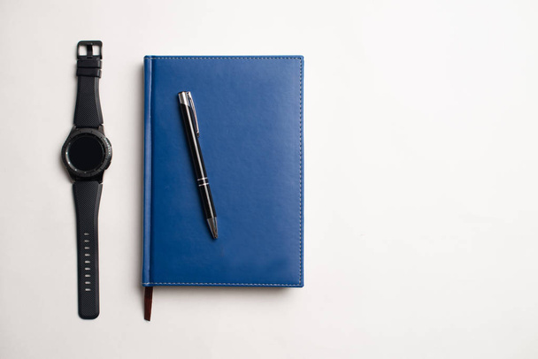 Caderno com óculos e caneta, Livro com óculos, Caderno azul com óculos, Livro com xícara de chá, trabalhando com óculos e caneta, escreva para caderno
 - Foto, Imagem