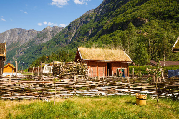 Традиційними дерев'яними будинками та гір у Норвегії, село вікінгів. - Фото, зображення
