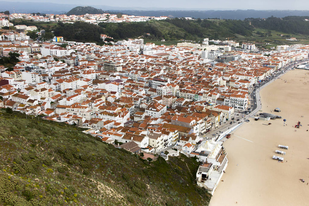 視点から見たナザレのポルトガルのリゾートの建物の屋根 - 写真・画像