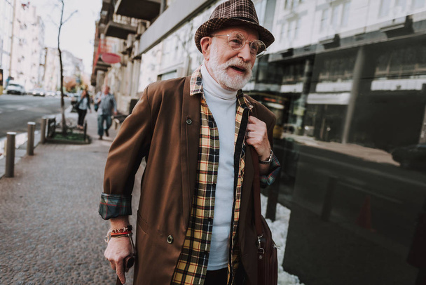 Hipster old man walking in the city - Фото, зображення